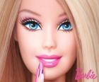 Barbie dudakları boyalı olduğu